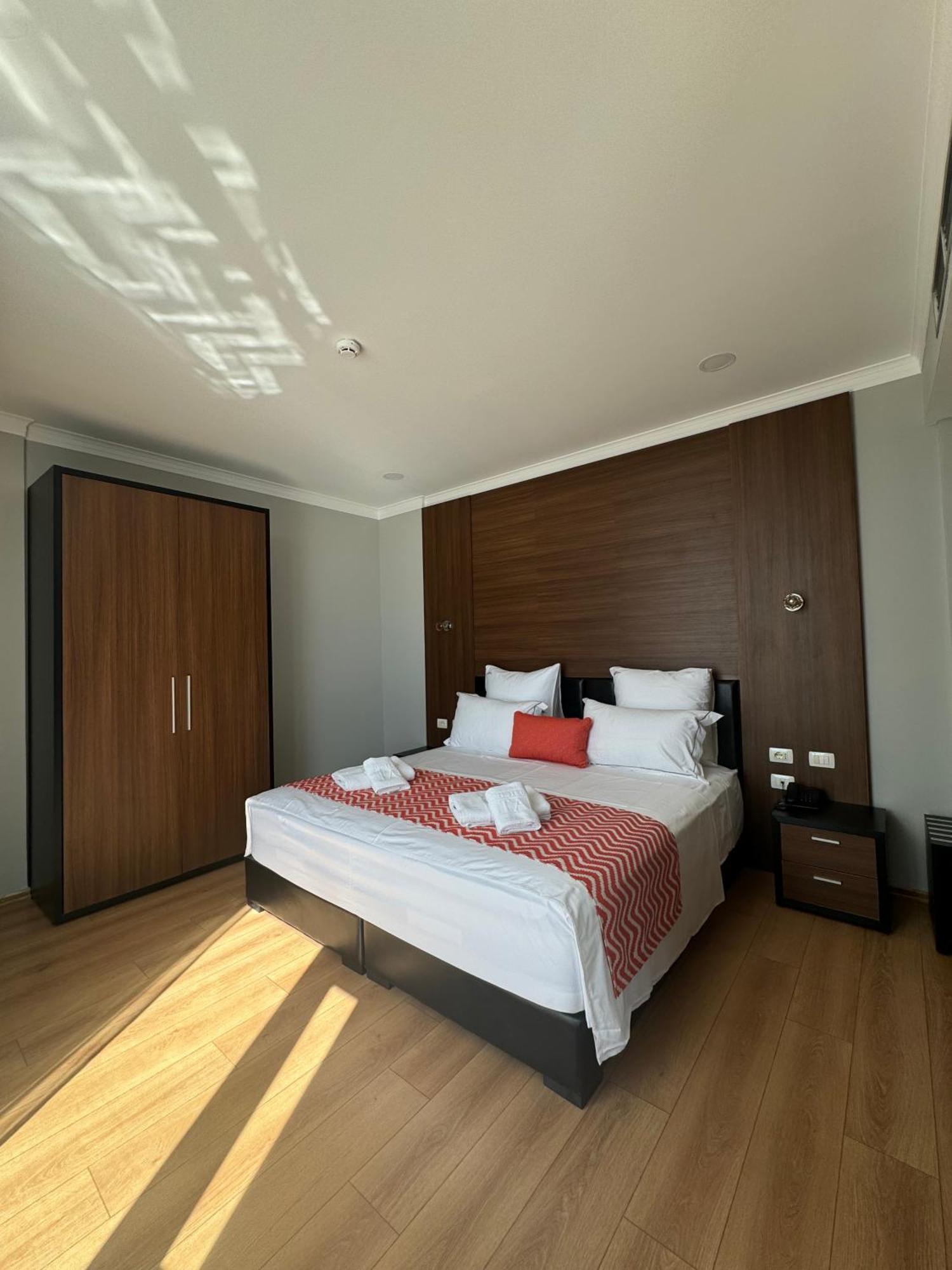 Hotel Britania Vlorë Esterno foto
