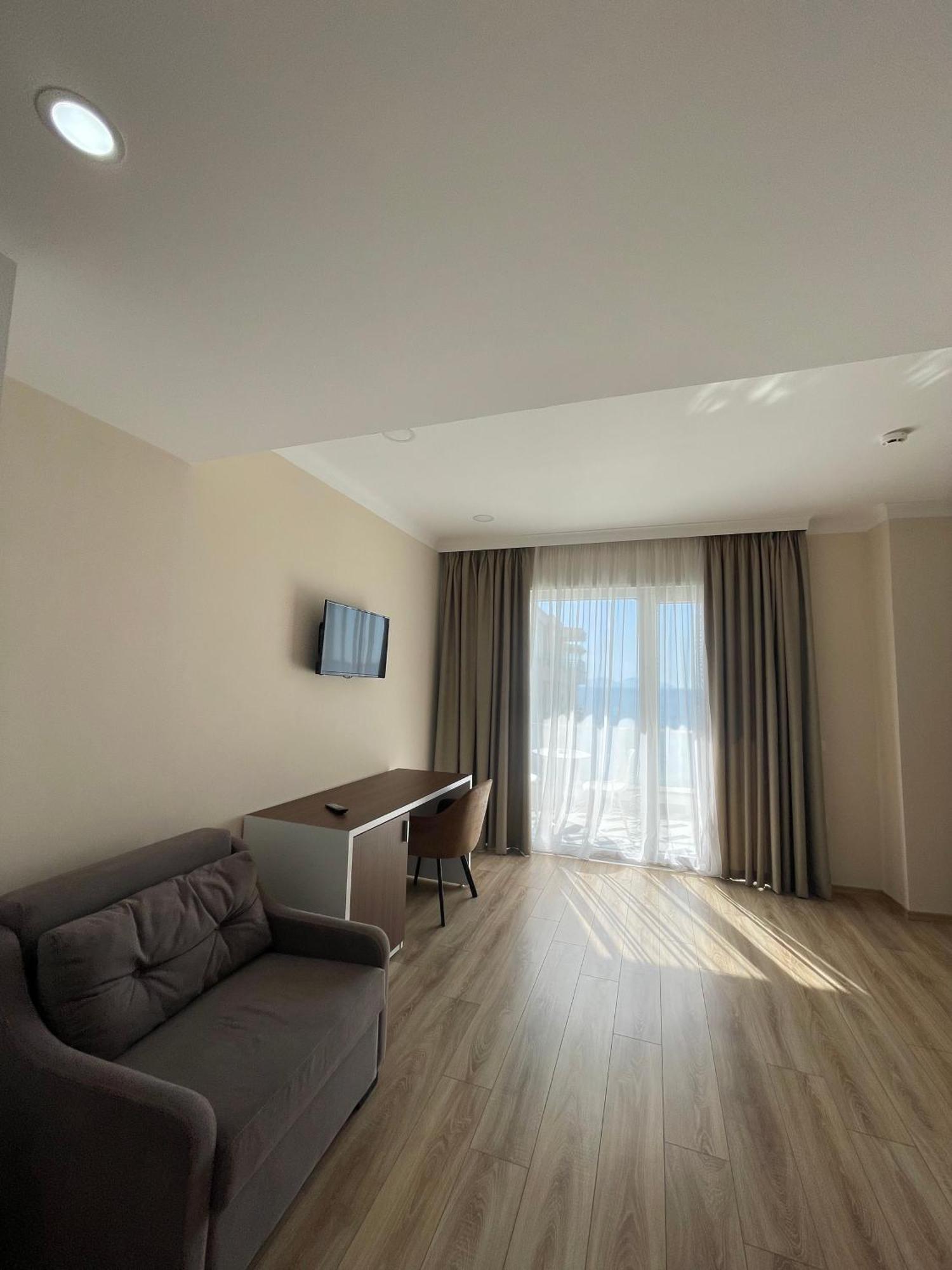 Hotel Britania Vlorë Esterno foto