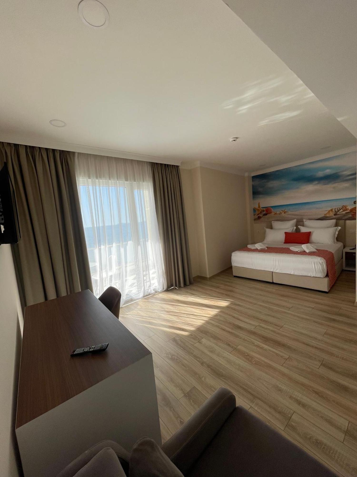 Hotel Britania Vlorë Esterno foto
