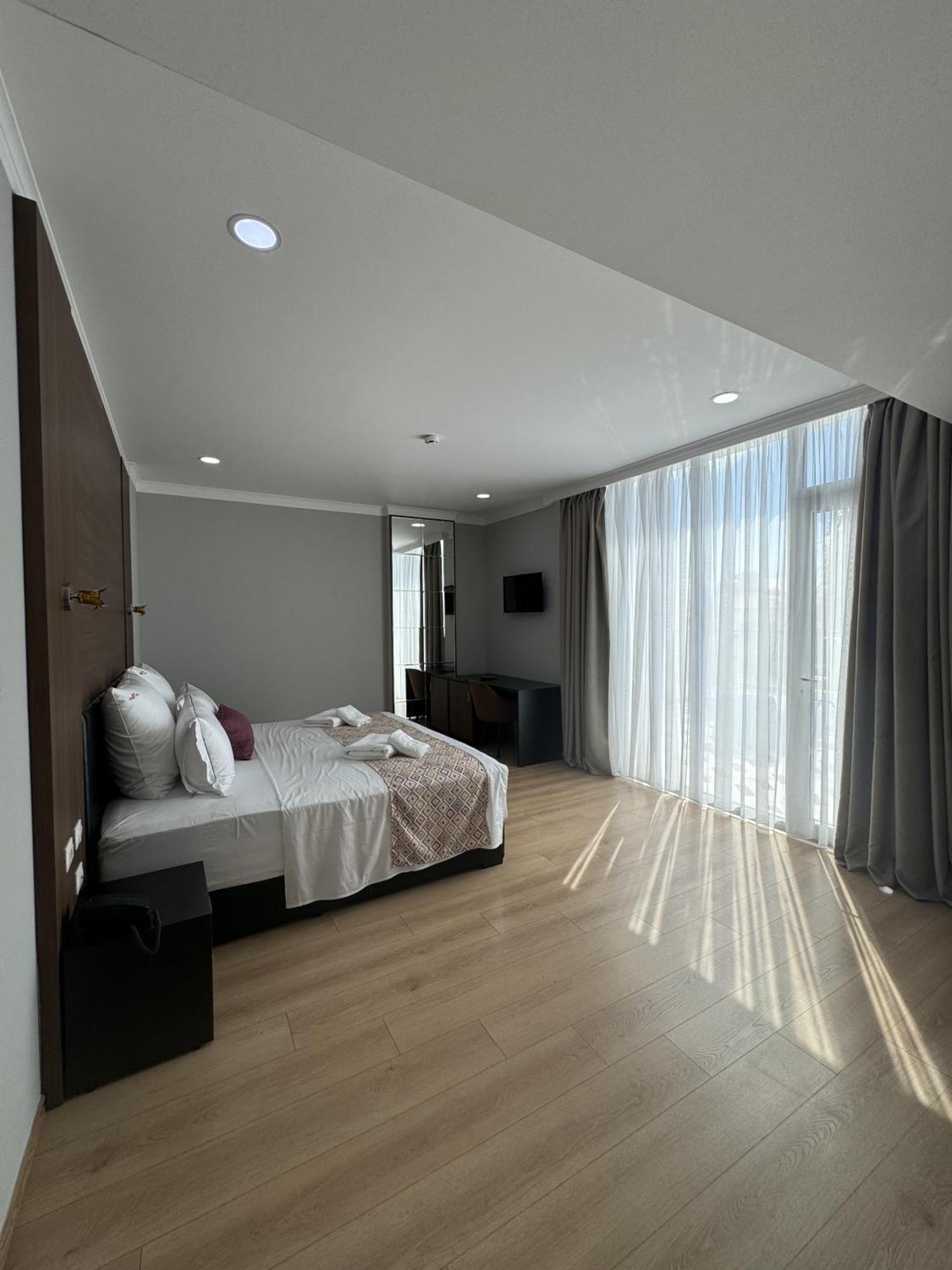 Hotel Britania Vlorë Esterno foto